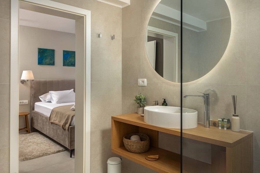 Salle de bains avec lavabo et miroir rond