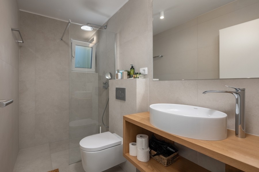 Salle de bains moderne avec douche