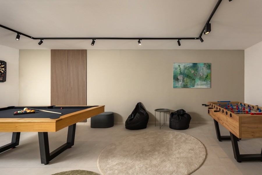 Salle de loisirs avec billard et baby-foot