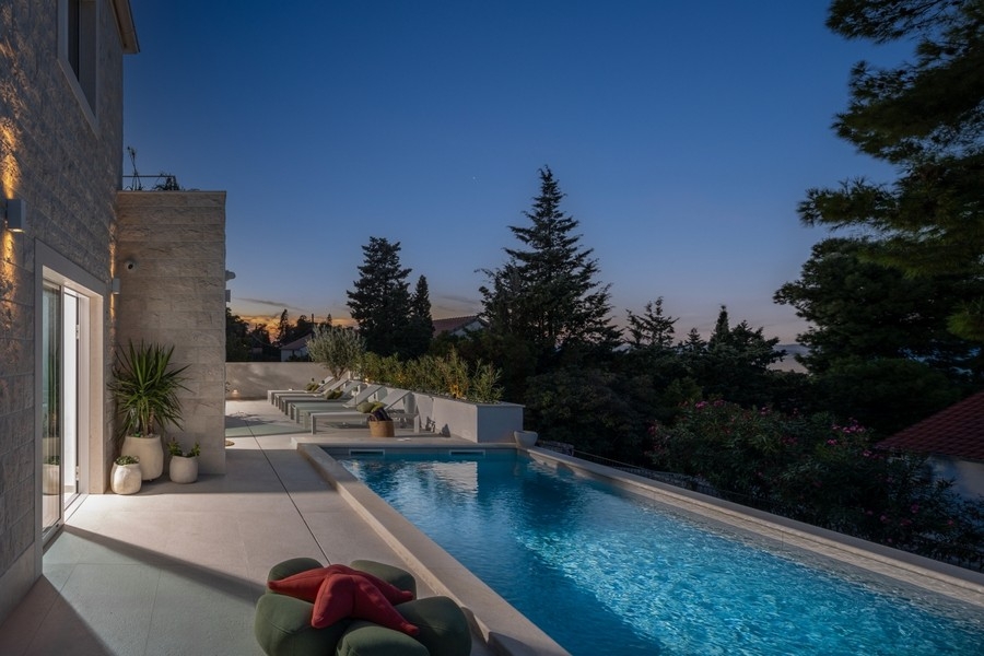 Piscine avec vue sur la verdure - bien H3926.