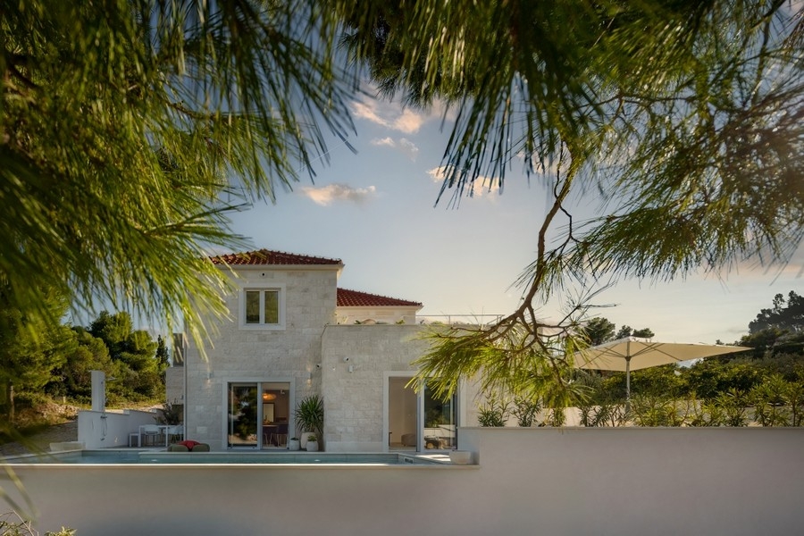 Villa en pierre avec piscine et terrasse sur Brač