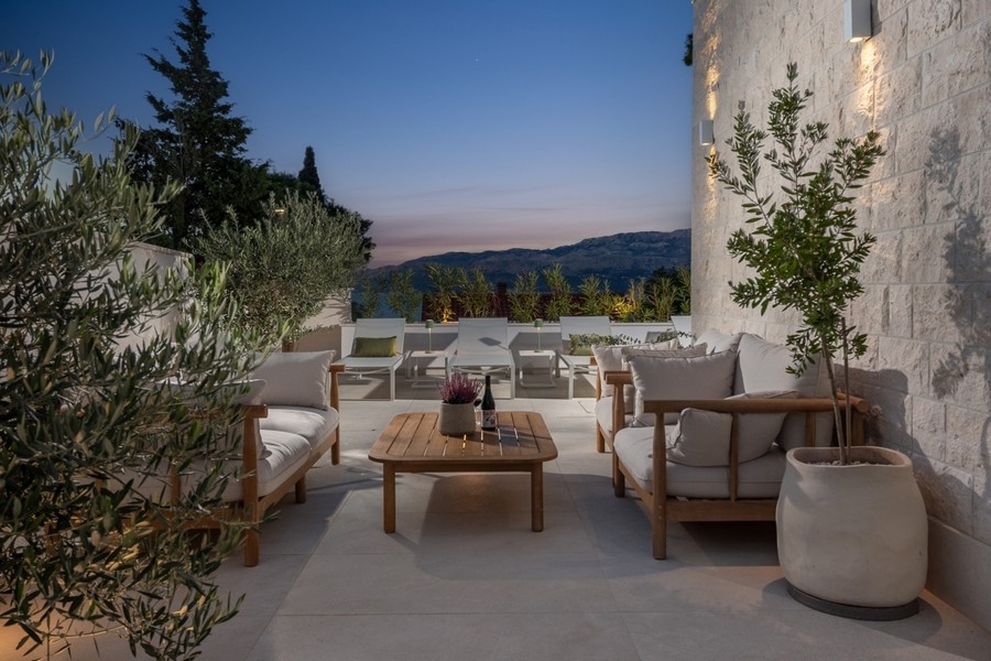 Terrasse avec vue mer et espace lounge