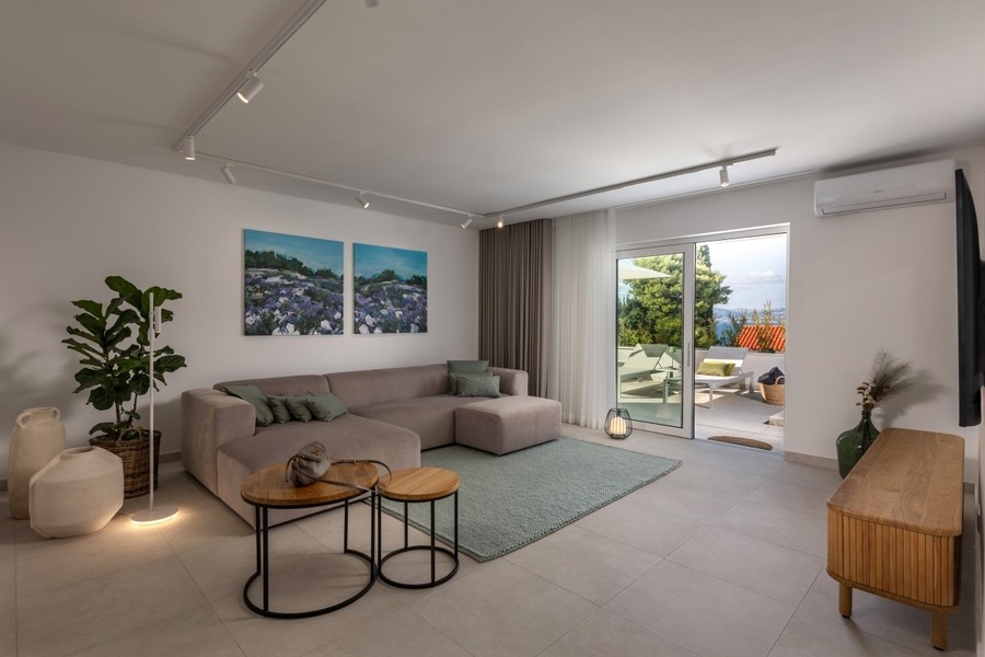 Salon avec canapé et accès à la terrasse