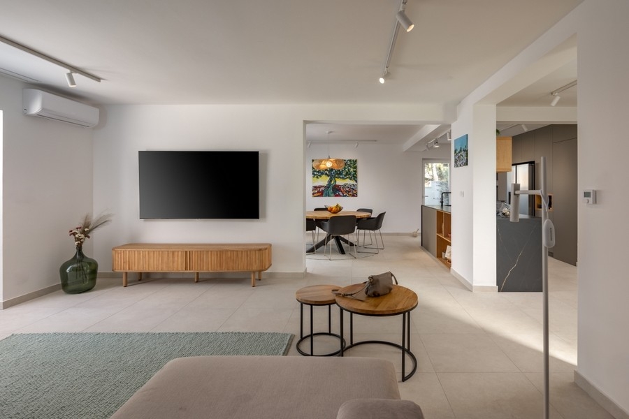 Séjour ouvert avec TV et passage vers la cuisine