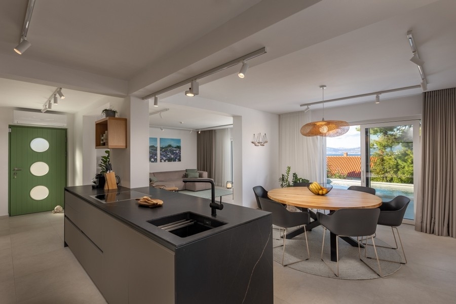 Coin repas avec vue sur la piscine et la mer