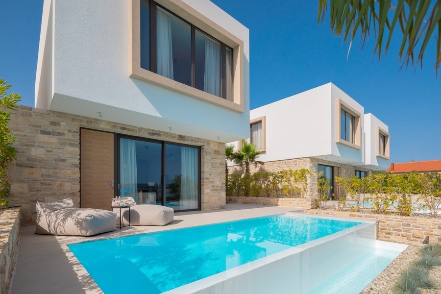 Villa moderne avec piscine en bord de mer, île de Pasman.