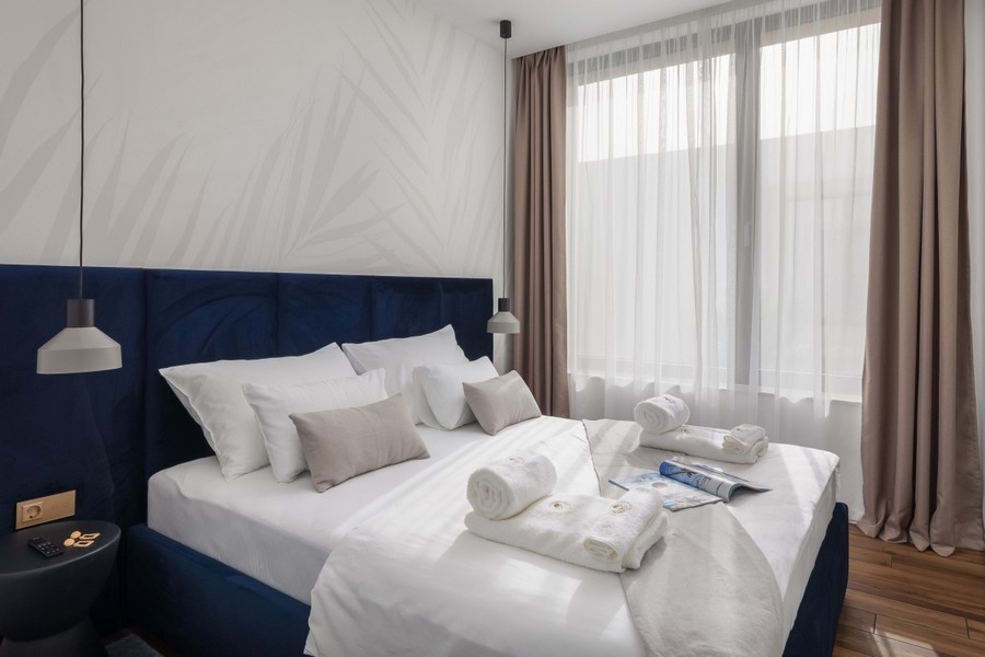 Chambre avec grande fenêtre