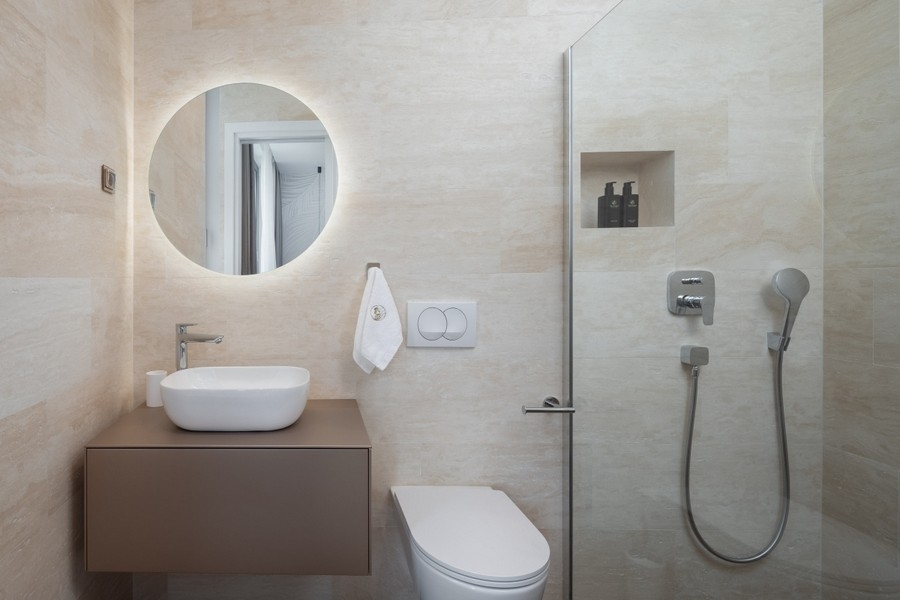 Salle de bains moderne avec douche