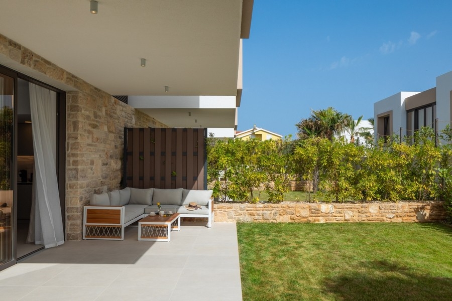 Terrasse couverte avec lounge et jardin