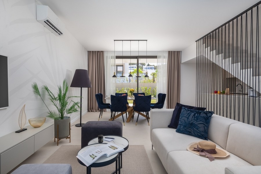Séjour et coin repas ouverts à la décoration moderne