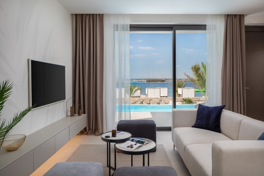 Salon avec vue sur la piscine et la mer