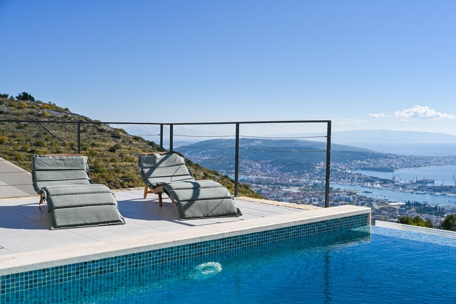 Piscine à débordement avec vue panoramique sur Trogir et la mer - Villa H3928