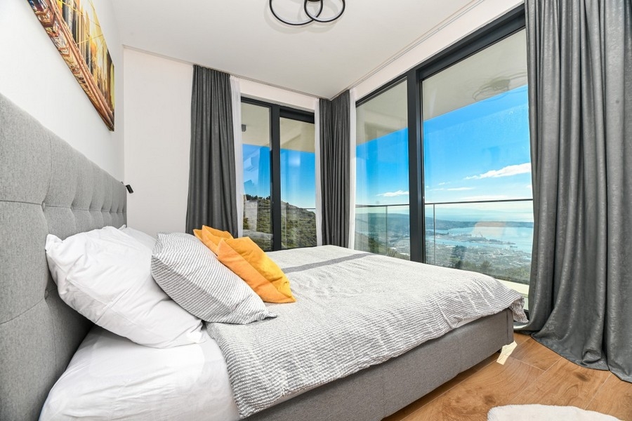 Chambre avec fenêtres panoramiques et vue mer
