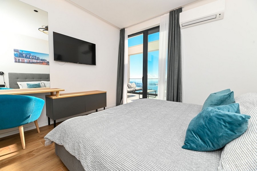 Chambre avec accès à la terrasse et vue mer