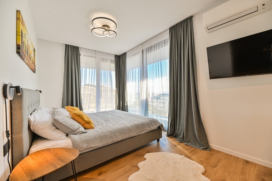 Chambre avec fenêtres à hauteur d'étage et vue dégagée