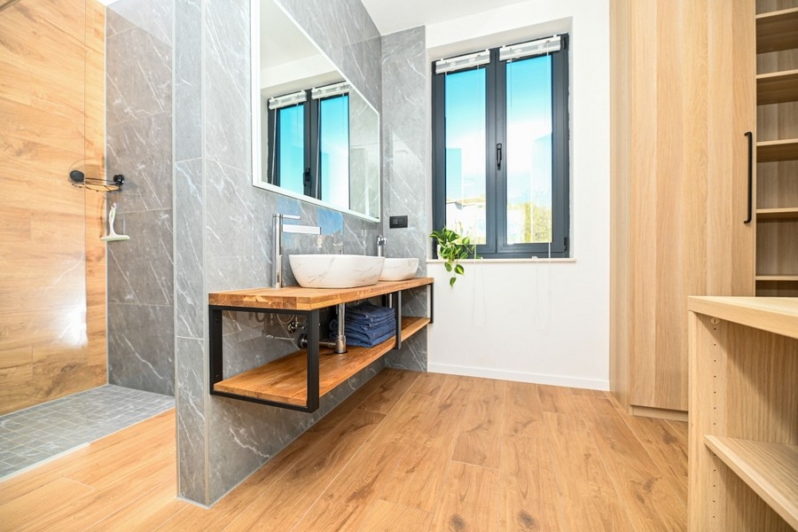 Salle de bains moderne avec double vasque et douche