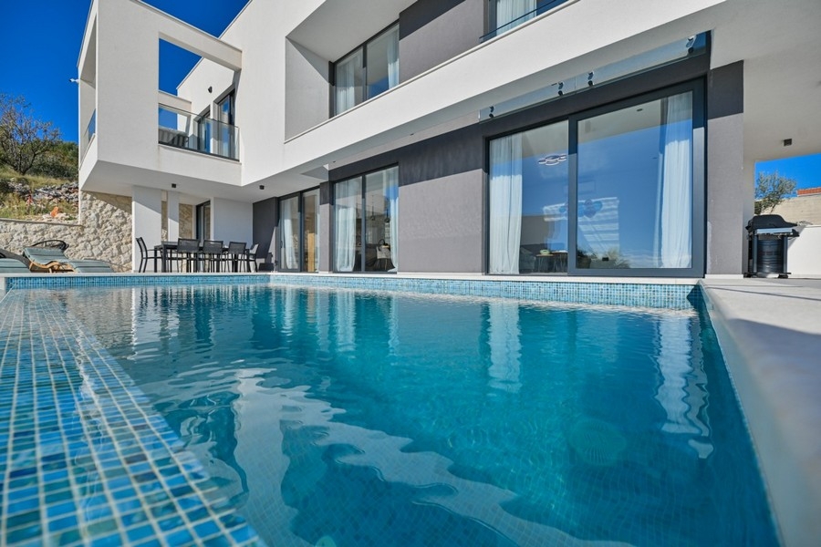 Villa avec piscine en Croatie près de Trogir à vendre - H3928.