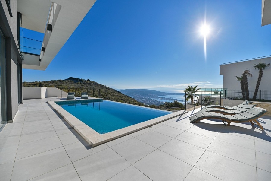 Villa moderne avec piscine à débordement et vue mer