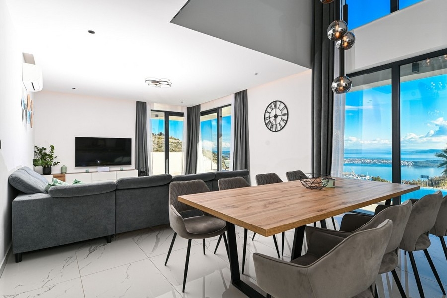 Séjour ouvert avec table à manger et vue mer