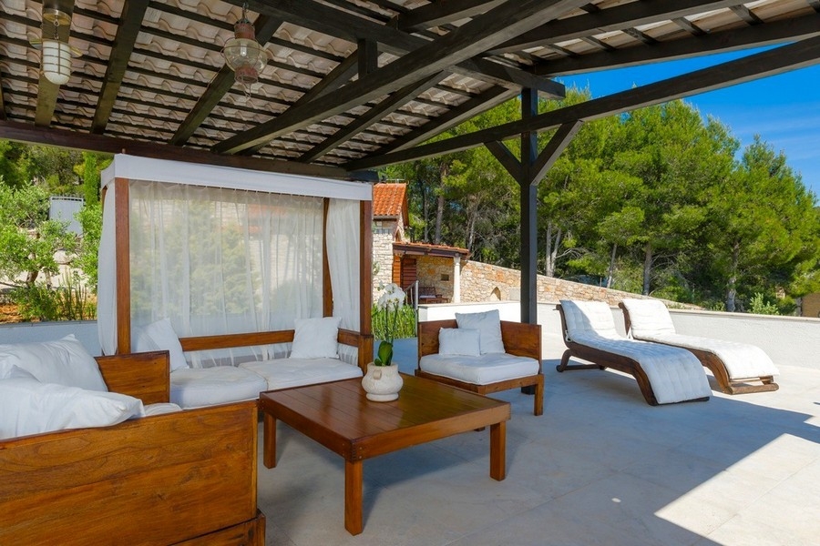 Espace lounge couvert avec bains de soleil