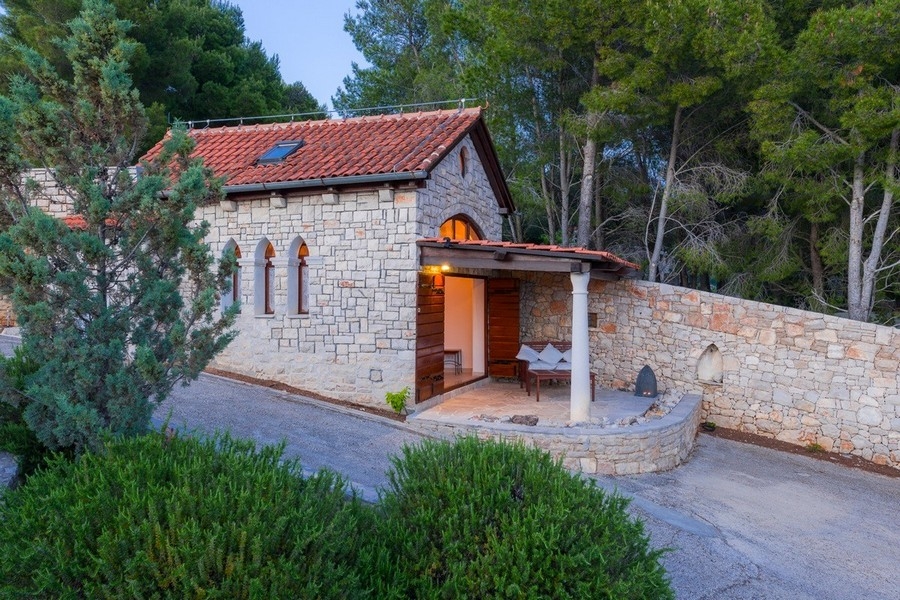Maison en pierre dans un site calme avec jardin méditerranéen
