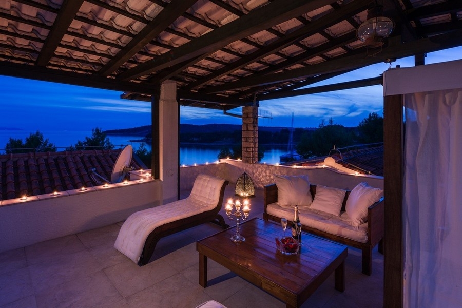 Ambiance du soir sur la terrasse avec vue mer