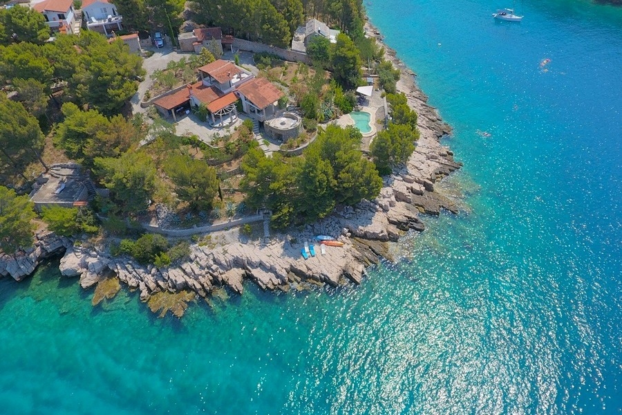 Bien directement en bord de mer sur l'île de Brac - H3929.