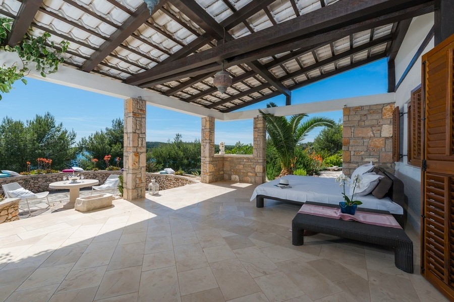 Terrasse couverte avec lounge et vue mer