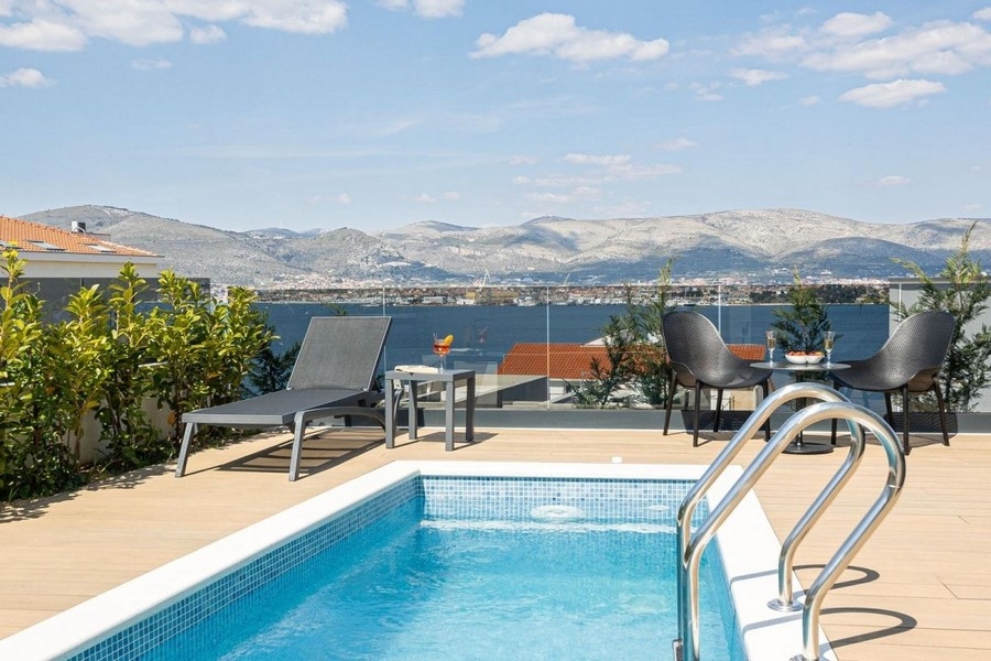 Piscine, terrasse et vue mer du bien H3931 sur Ciovo