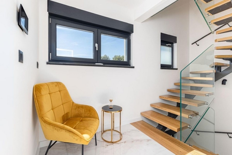 Escalier avec garde-corps en verre et design moderne