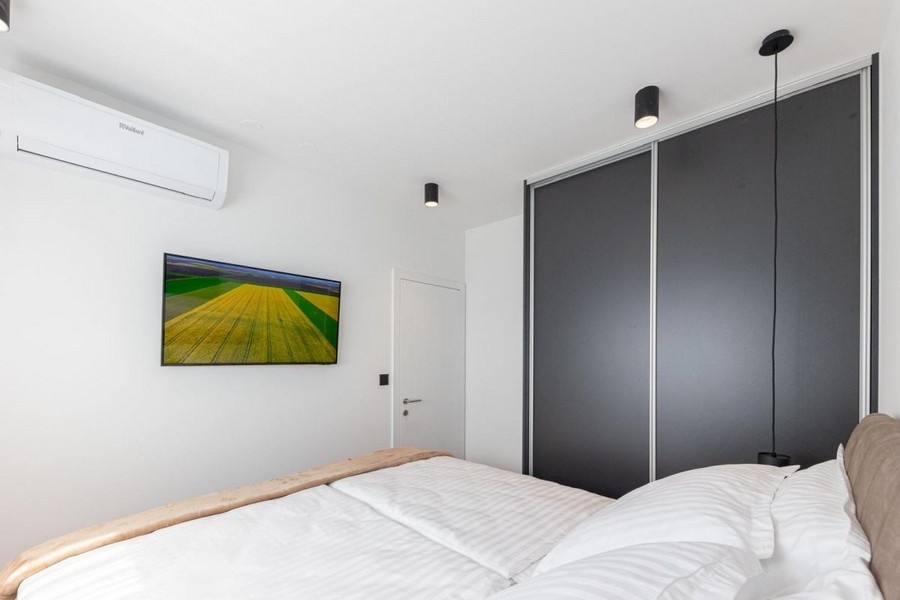 Chambre avec placard intégré et climatisation
