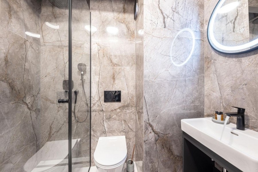 Salle de bains moderne avec douche et équipement haut de gamme