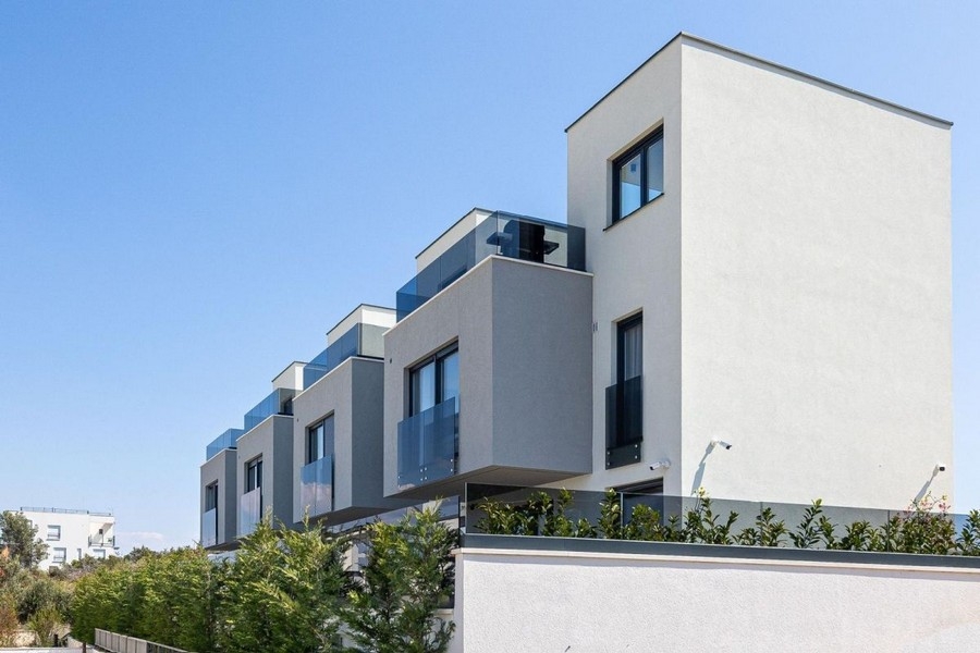 Maison neuve moderne à l'architecture épurée en Croatie
