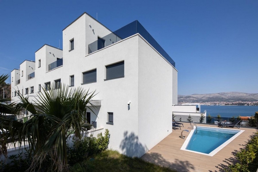 Ensemble neuf moderne avec piscine et vue mer