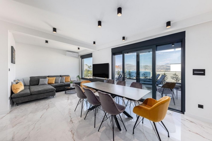 Séjour et coin repas ouverts à la décoration moderne