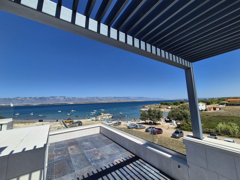Toit-terrasse avec vue sur la mer et les montagnes en Croatie