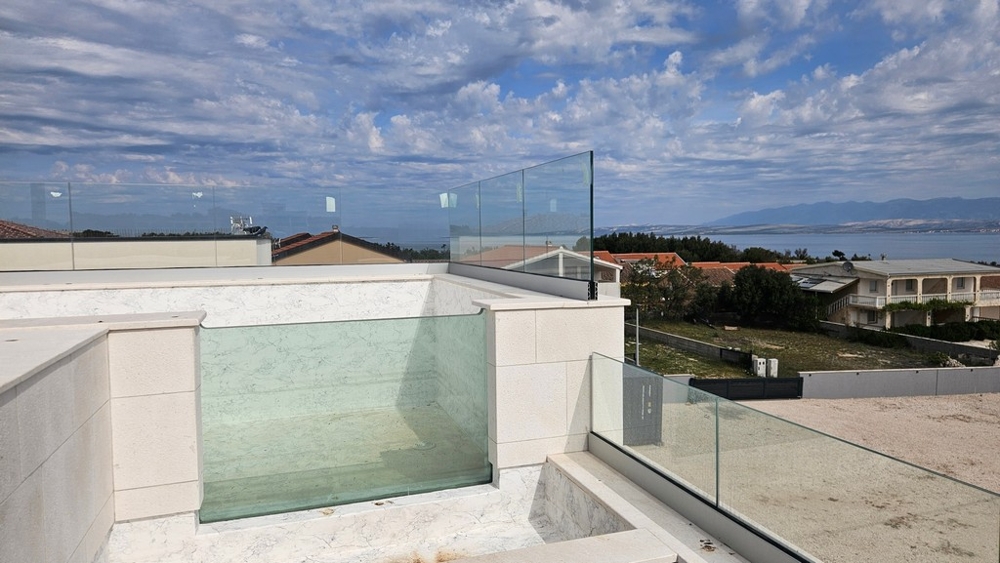 Toit-terrasse avec piscine privée, garde-corps en verre et belle vue mer sur Vir.