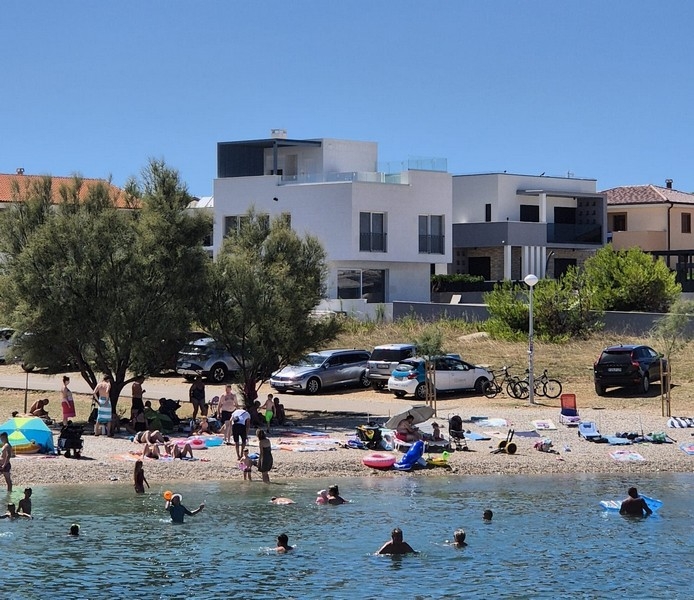Villa moderne près de la plage sur l'île de Vir à l'architecture contemporaine.