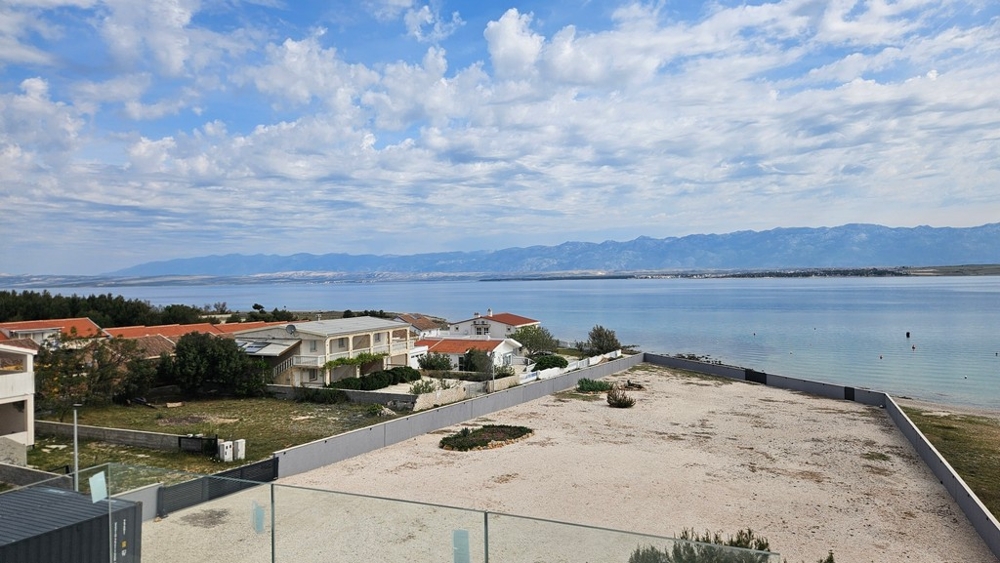 Vaste vue panoramique sur la mer, l'île de Pag et le massif du Velebit.