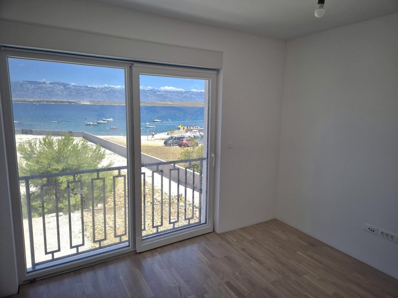 Pièce avec vue mer et accès au balcon