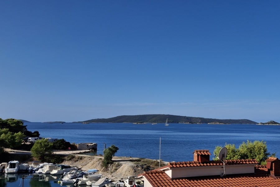 Vue mer de la maison H3934 sur Ciovo en Croatie.