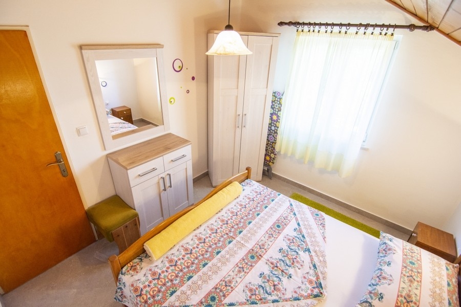 Chambre avec lit double et fenêtre