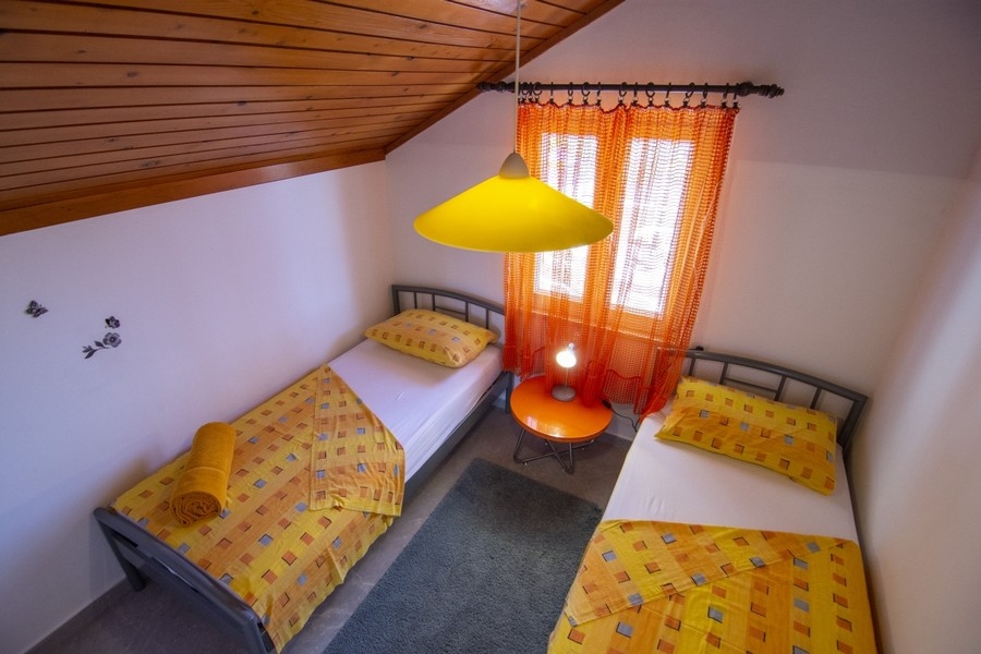Chambre avec deux lits simples