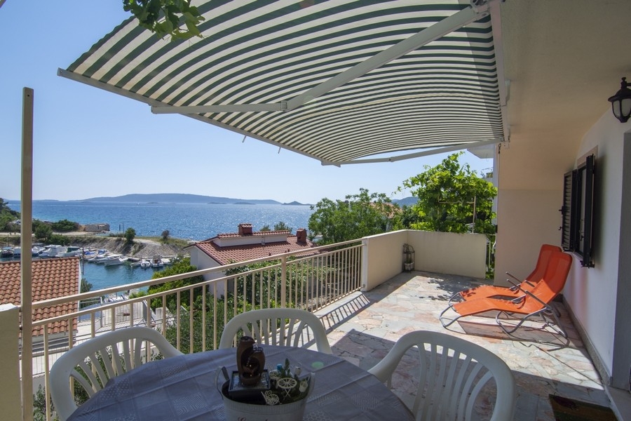 Terrasse avec vue mer du bien H3934 sur Ciovo en Croatie