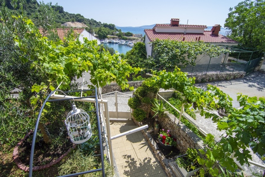 Vue mer depuis la terrasse sur la baie et le port