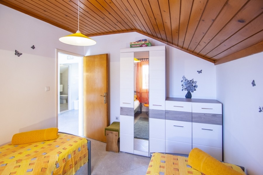 Chambre sous les combles avec meubles encastrés
