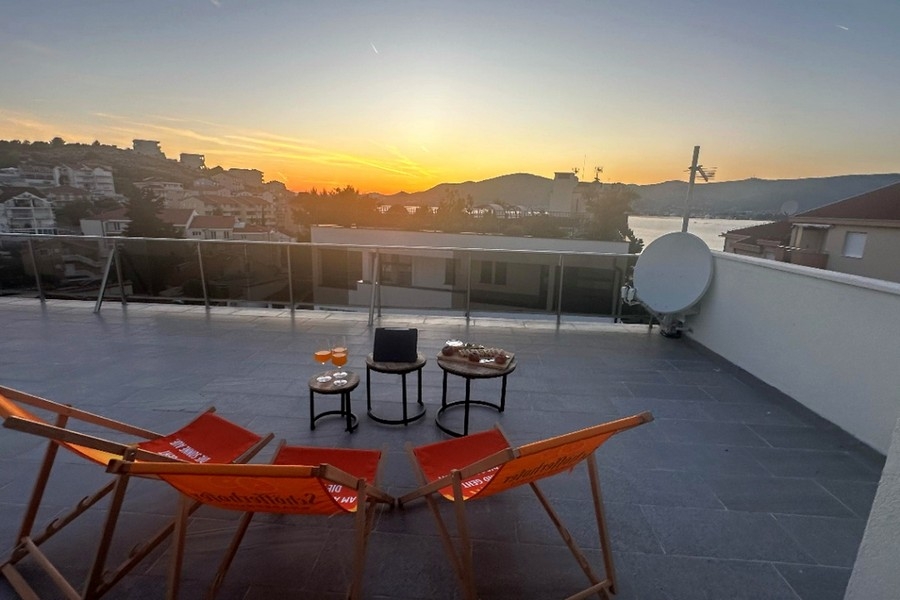 Maison avec vue mer depuis le toit-terrasse sur Ciovo en Croatie.