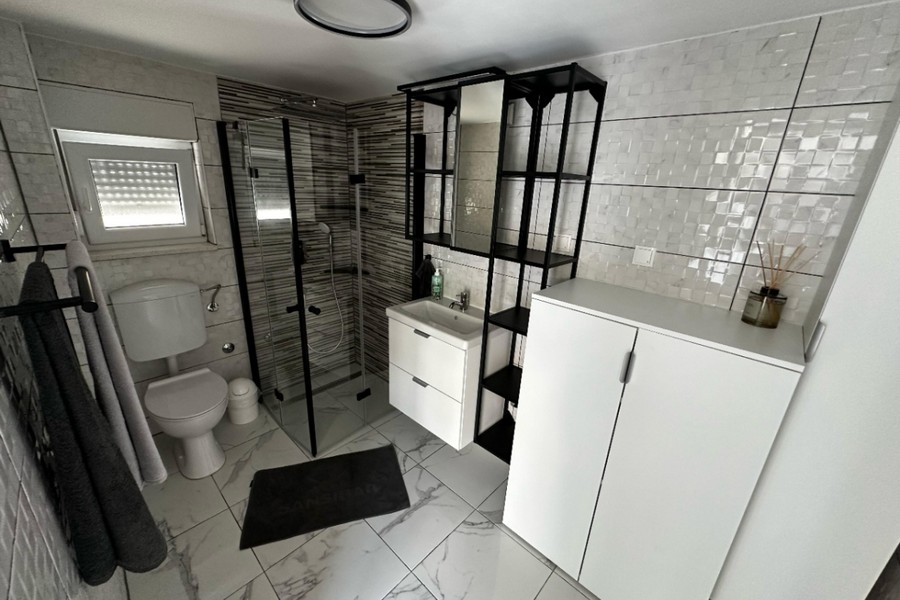 Salle de bains moderne avec douche