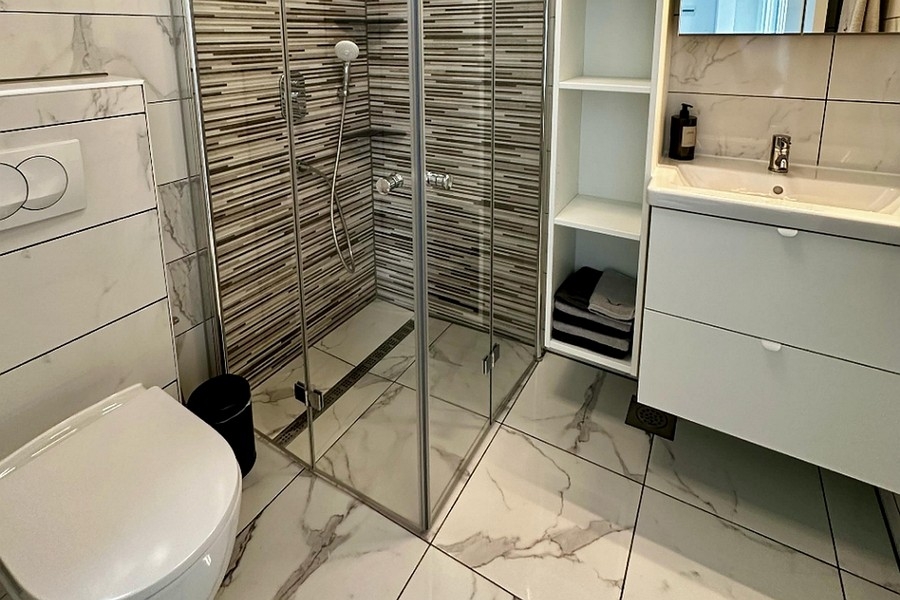 Salle de bains avec douche en verre moderne
