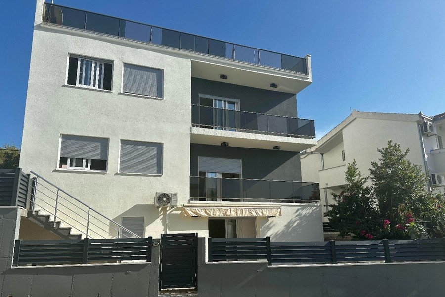 Maison moderne de trois appartements sur Ciovo en Dalmatie.